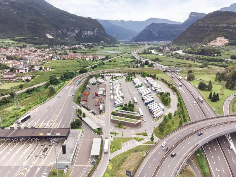 Rovereto Sud_parcheggio mezzi pesanti_area sosta (2).jpg